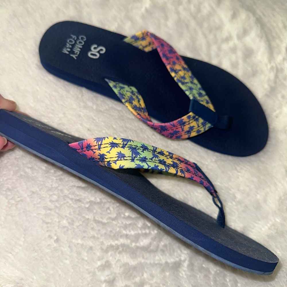 SO Palm Tree Size 10 Flip Flop Sandals. MUST BE BUNDLED